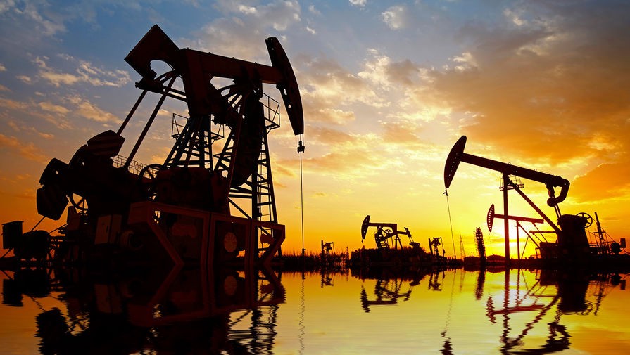 Нефть дешевеет на фоне рисков вокруг спроса и сделки ОПЕК+
