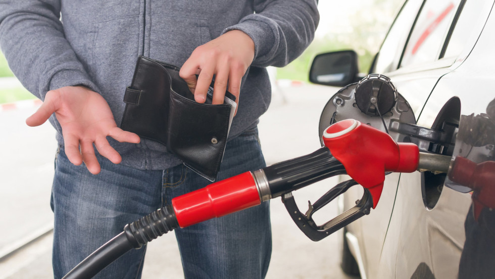 «Нас как бы предупреждают, что цены на бензин могут вырасти»